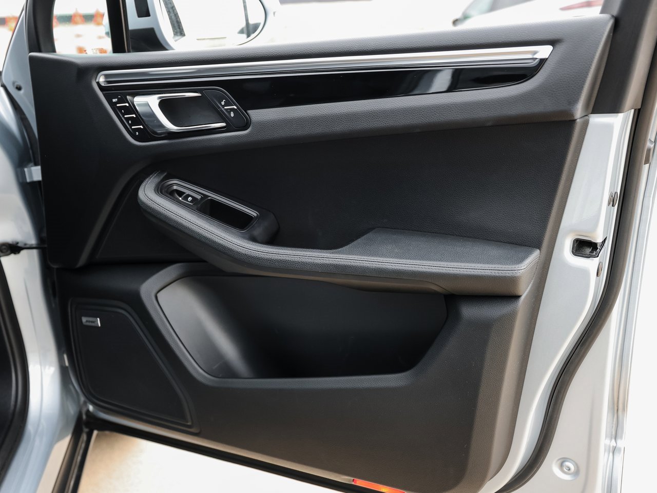 Certified 2018 Porsche Macan image 27