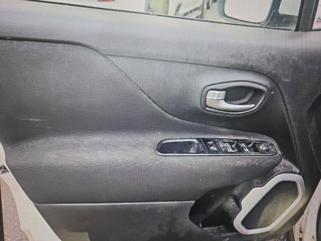 Used 2019 Jeep Renegade Latitude w/ Cold Weather Group image 11