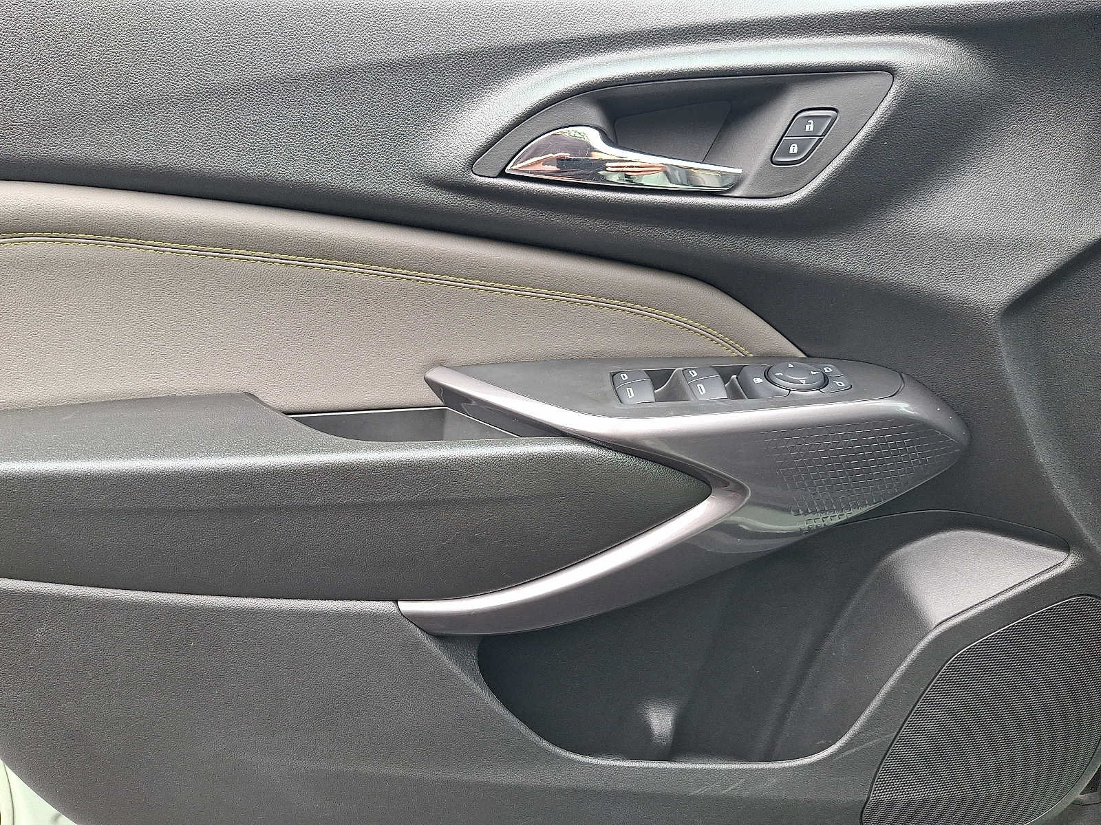 Used 2024 Chevrolet Trax ACTIV w/ Sunroof Package FWD image 12