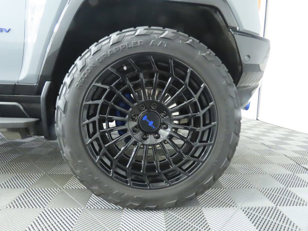 Used 2024 GMC Hummer EV 3X w/ LPO, Illumination Package image 33