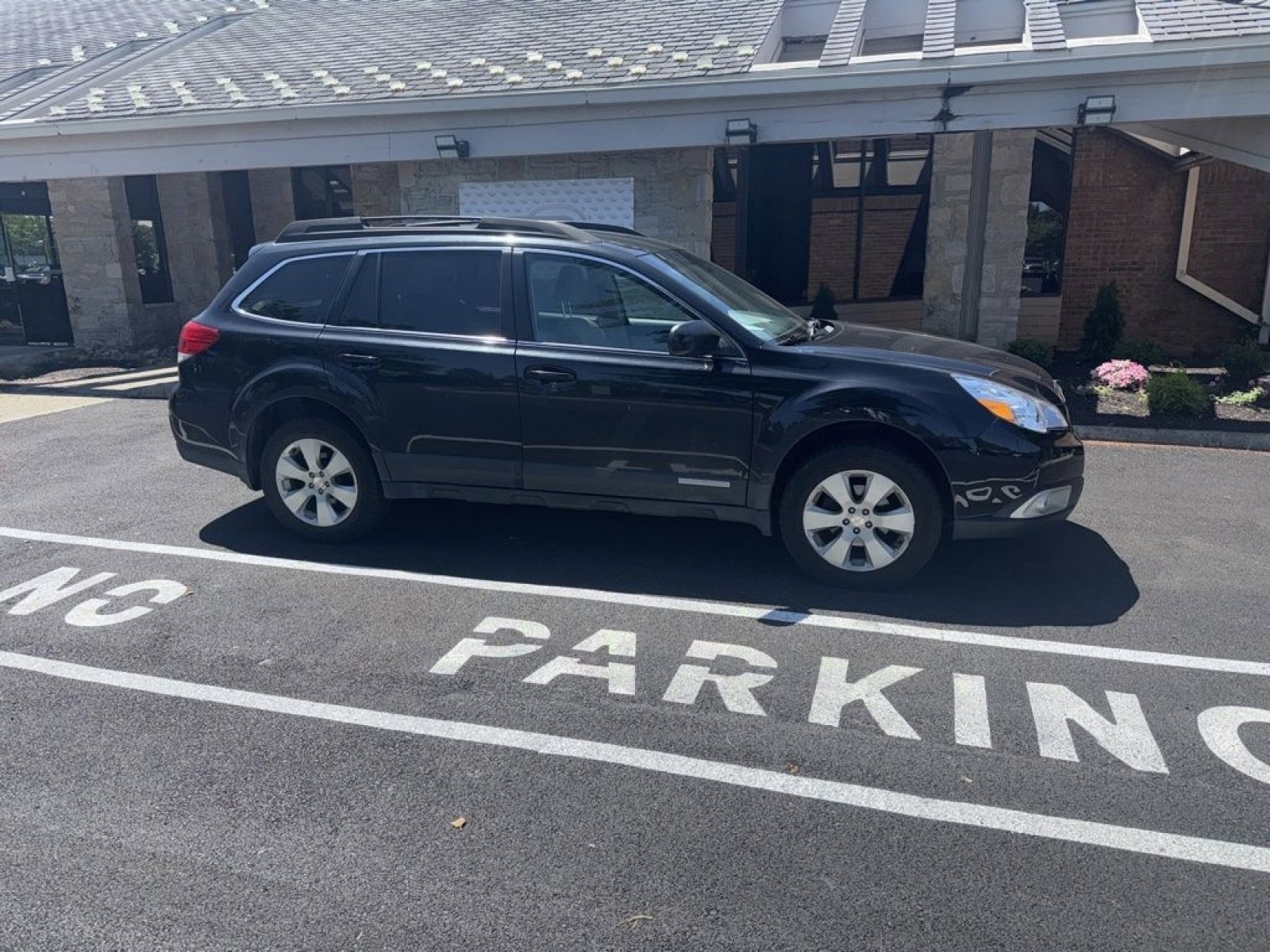 Used 2011 Subaru Outback 2.5i Premium w/ All-Weather Pkg AWD/4WD image 6