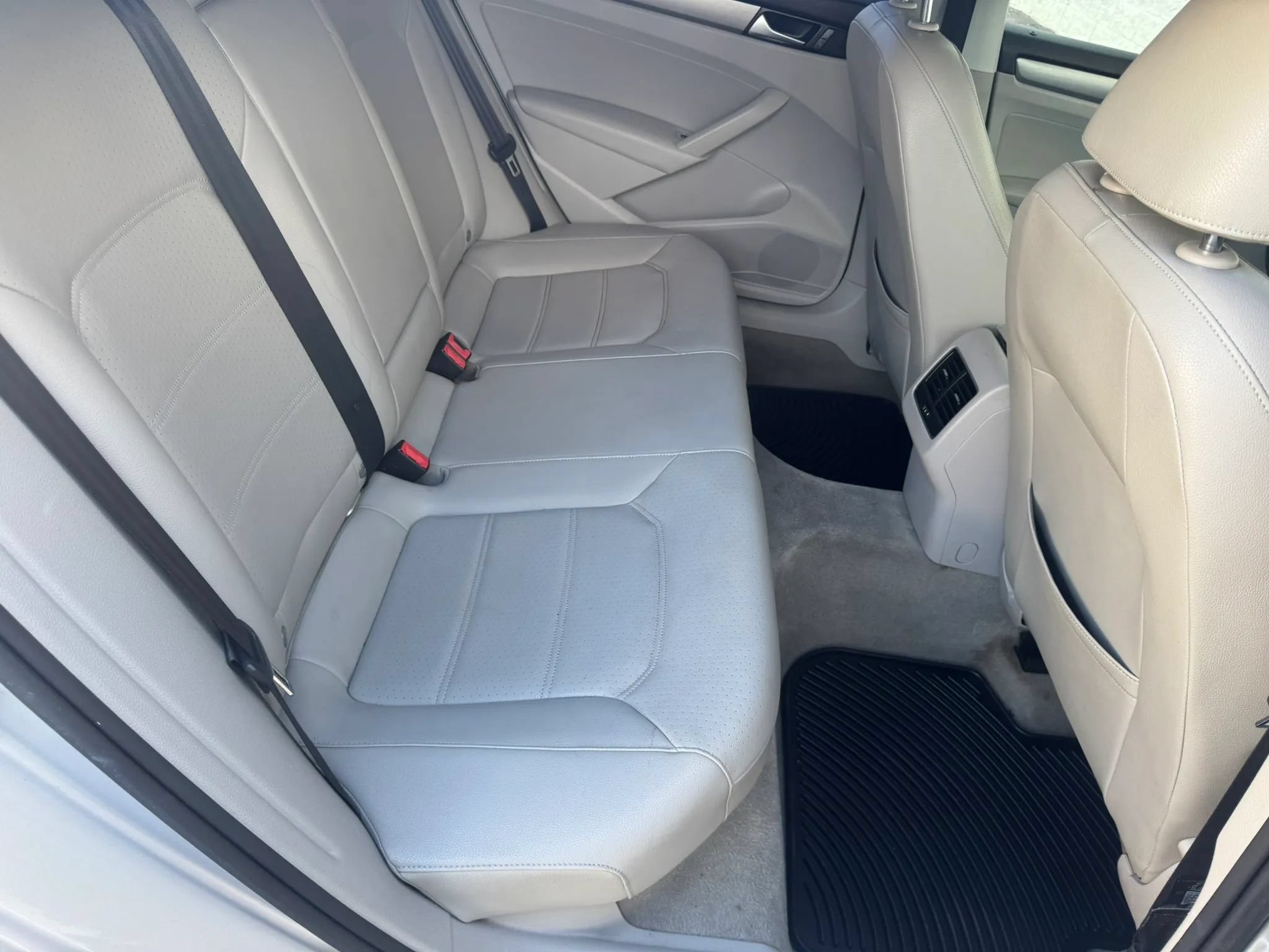 Used 2014 Volkswagen Passat TDI SE FWD image 16