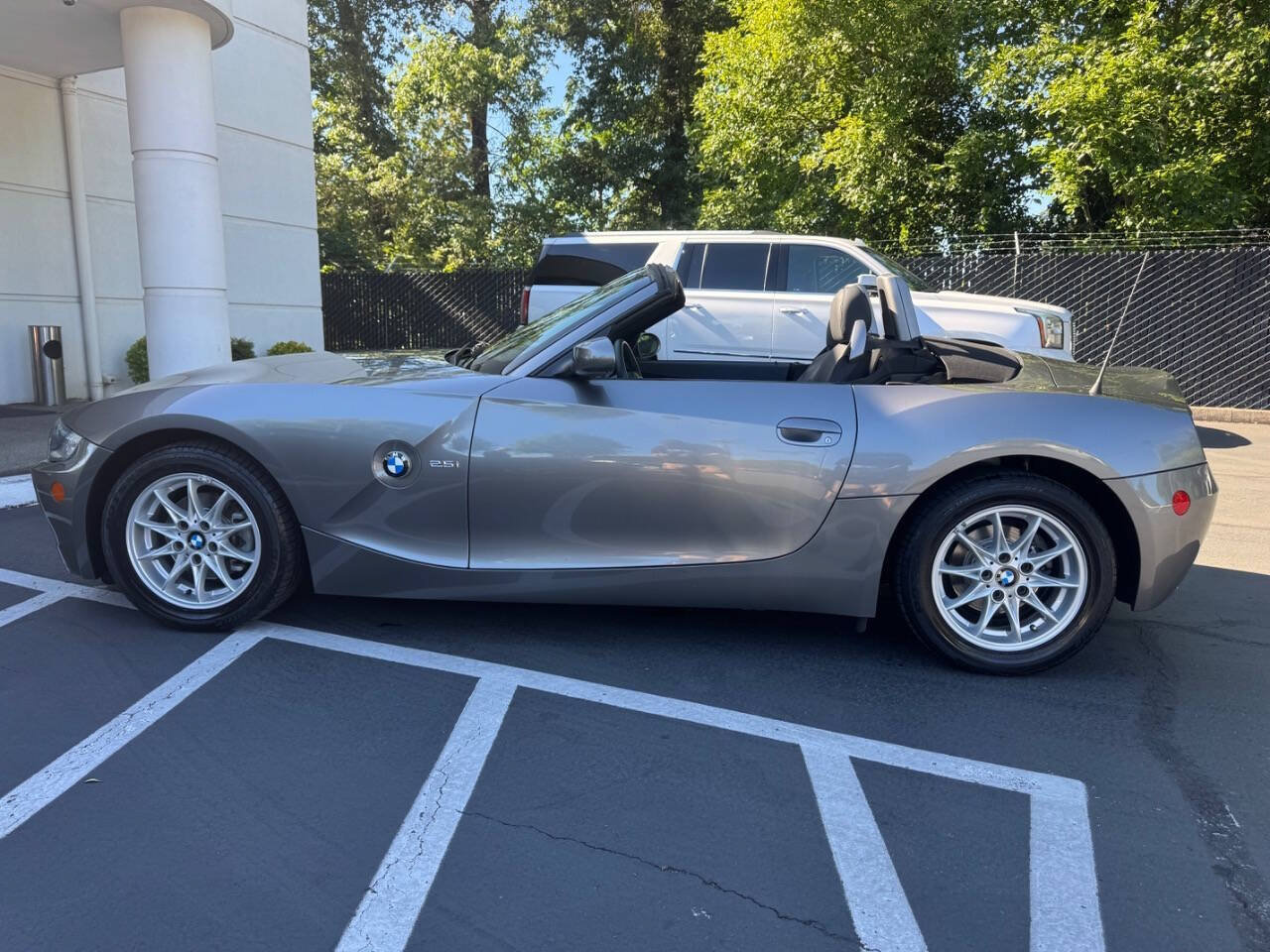 Used 2005 BMW Z4 2.5i RWD image 2