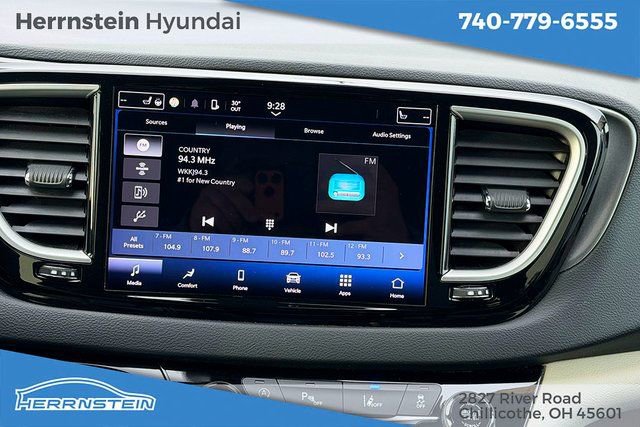 Used 2023 Chrysler Pacifica Touring-L image 8