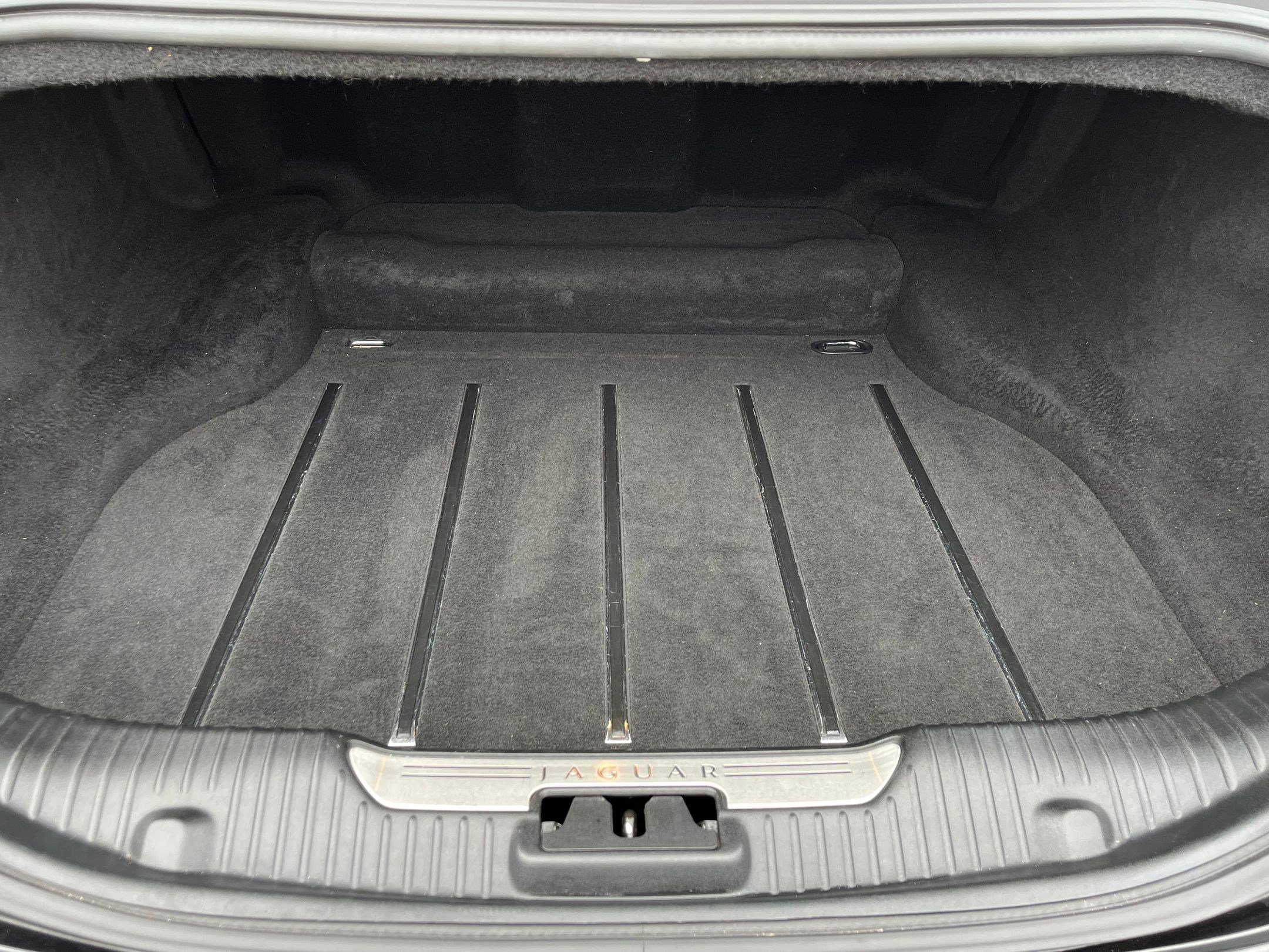 Used 2013 Jaguar XJ image 30