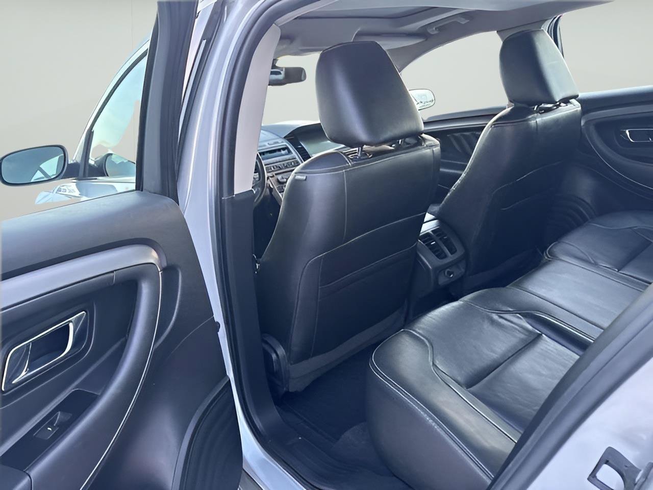 Used 2010 Ford Taurus SEL FWD image 17