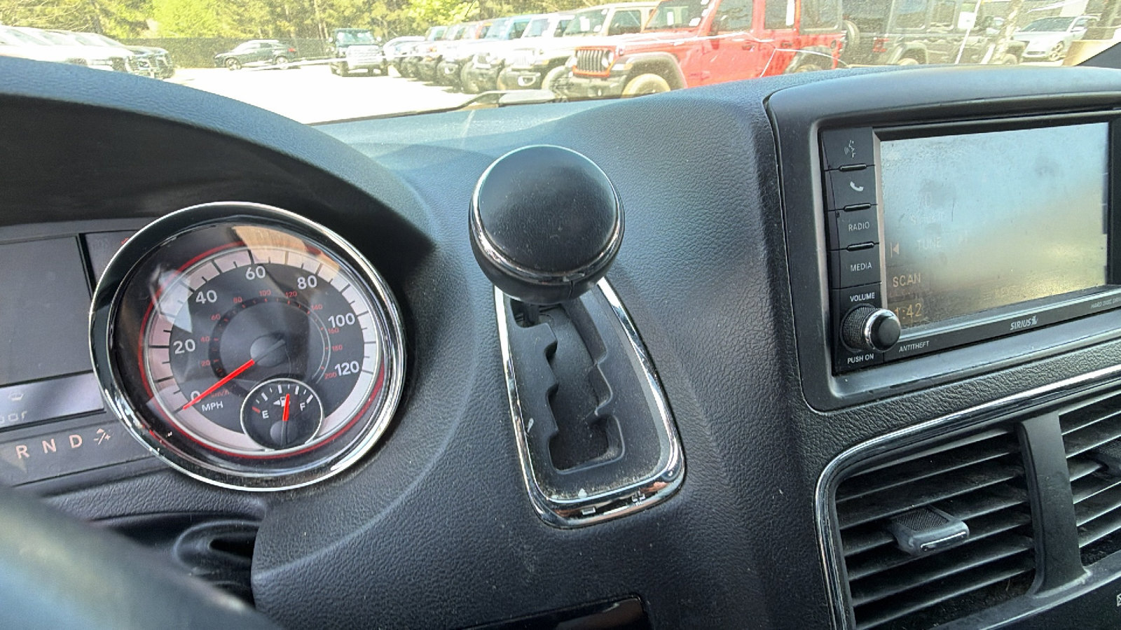 Used 2016 Dodge Grand Caravan SXT image 28