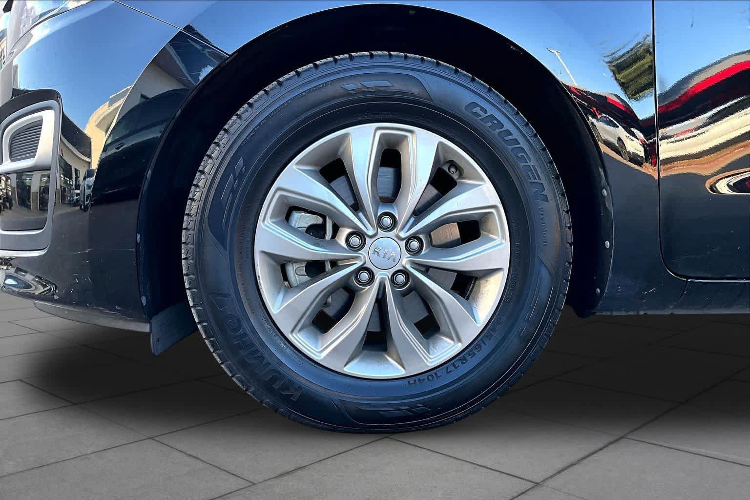 Used 2019 Kia Sedona LX FWD image 11