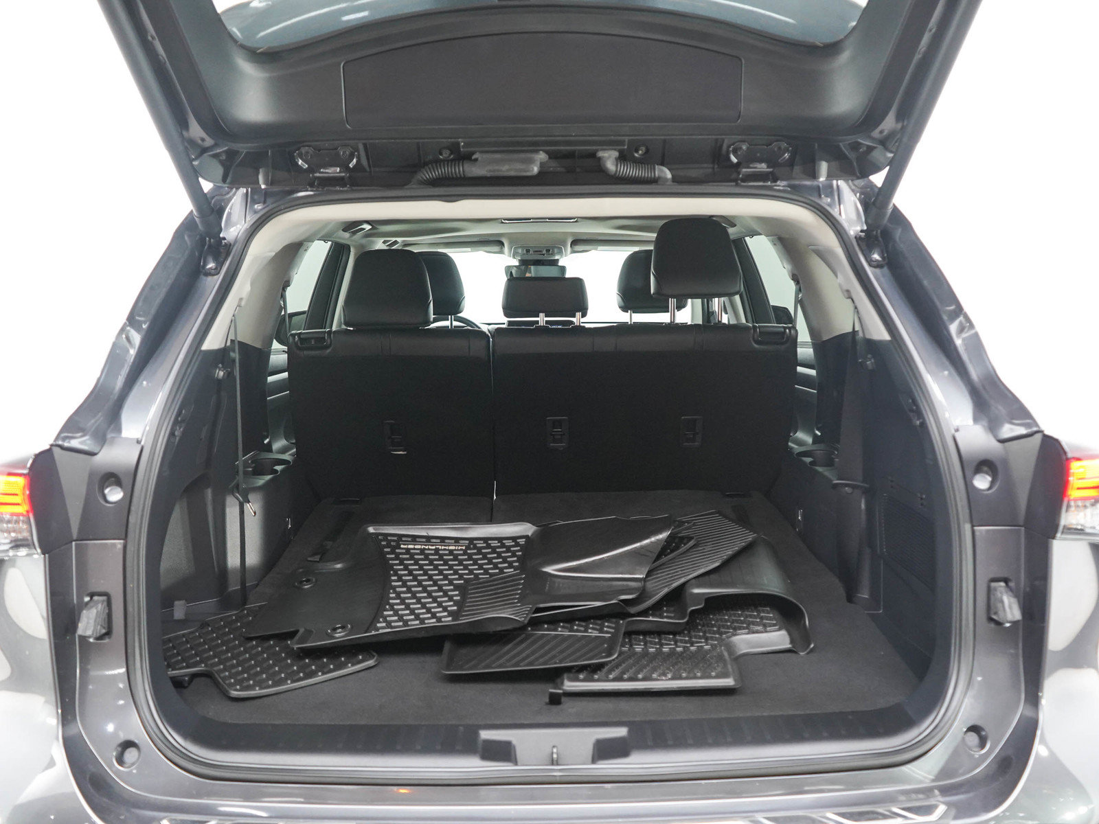 Used 2025 Toyota Highlander XLE AWD/4WD image 16