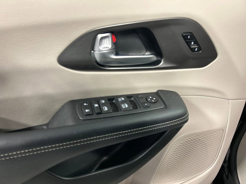 Used 2024 Chrysler Pacifica Touring-L FWD image 14