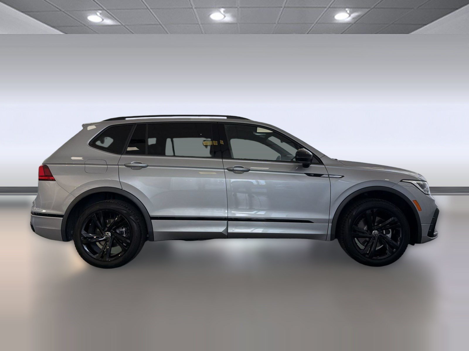 Certified 2024 Volkswagen Tiguan SE R-Line AWD/4WD image 8