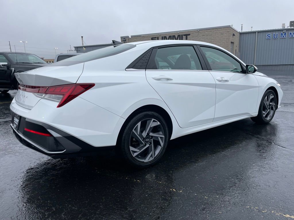 Used 2025 Hyundai Elantra SEL FWD image 4