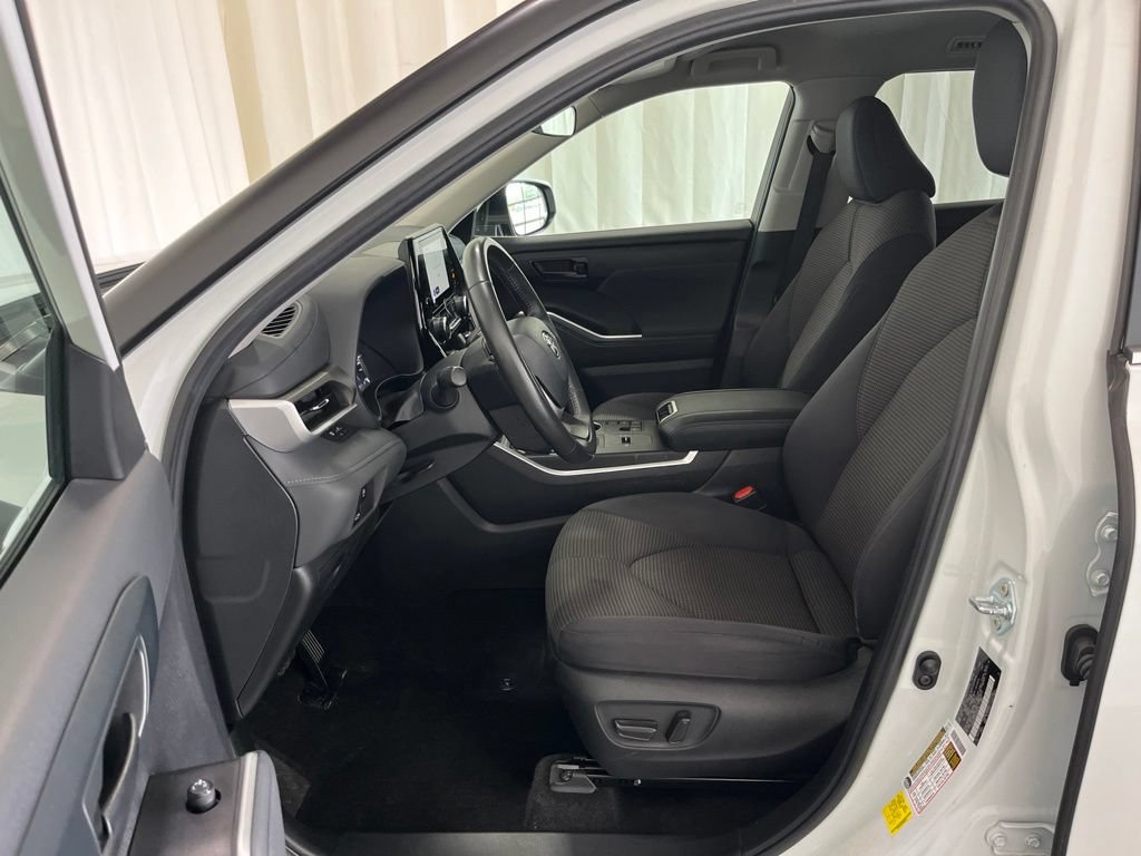 Used 2024 Toyota Highlander LE FWD image 3