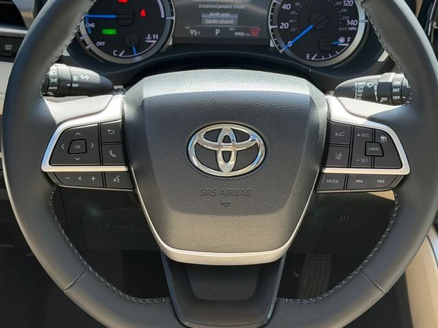 Certified 2025 Toyota Highlander XLE AWD/4WD image 14