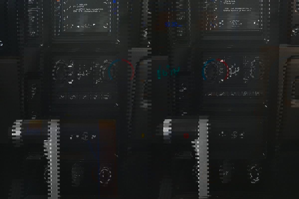 Used 2004 HUMMER H2 w/ Preferred Equipment Group image 19