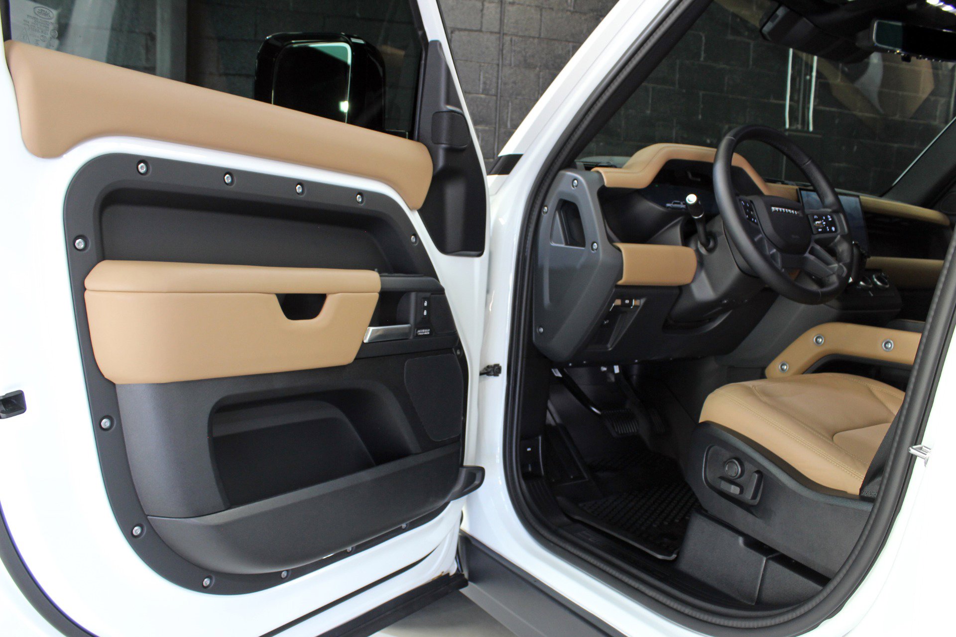 Used 2025 Land Rover Defender 110 X-Dynamic SE image 25