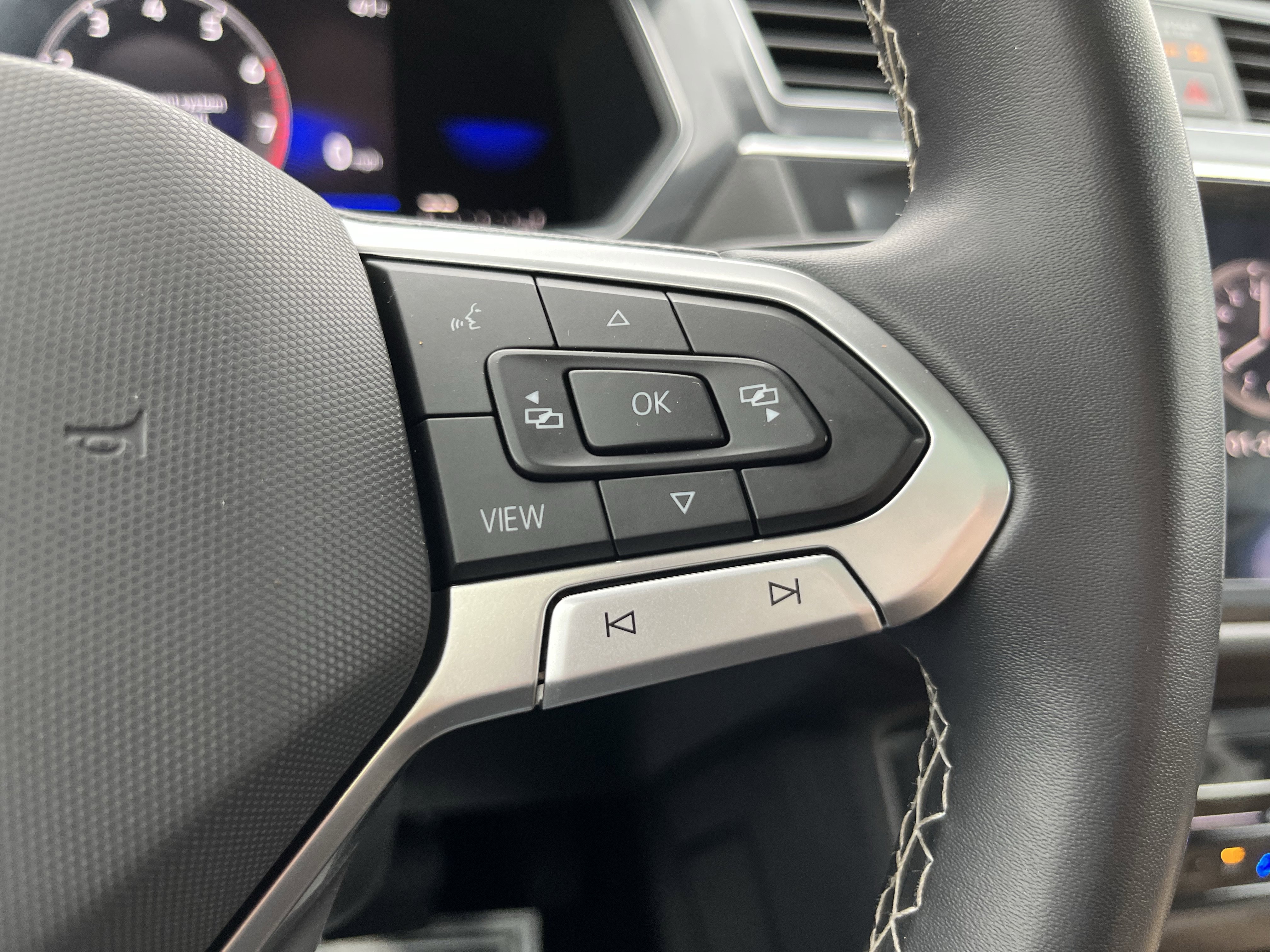 Used 2022 Volkswagen Tiguan SE AWD/4WD image 24