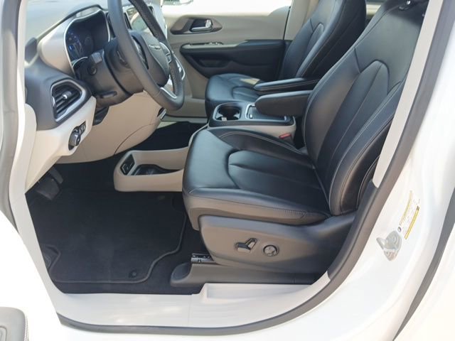 Used 2024 Chrysler Pacifica Touring-L image 28