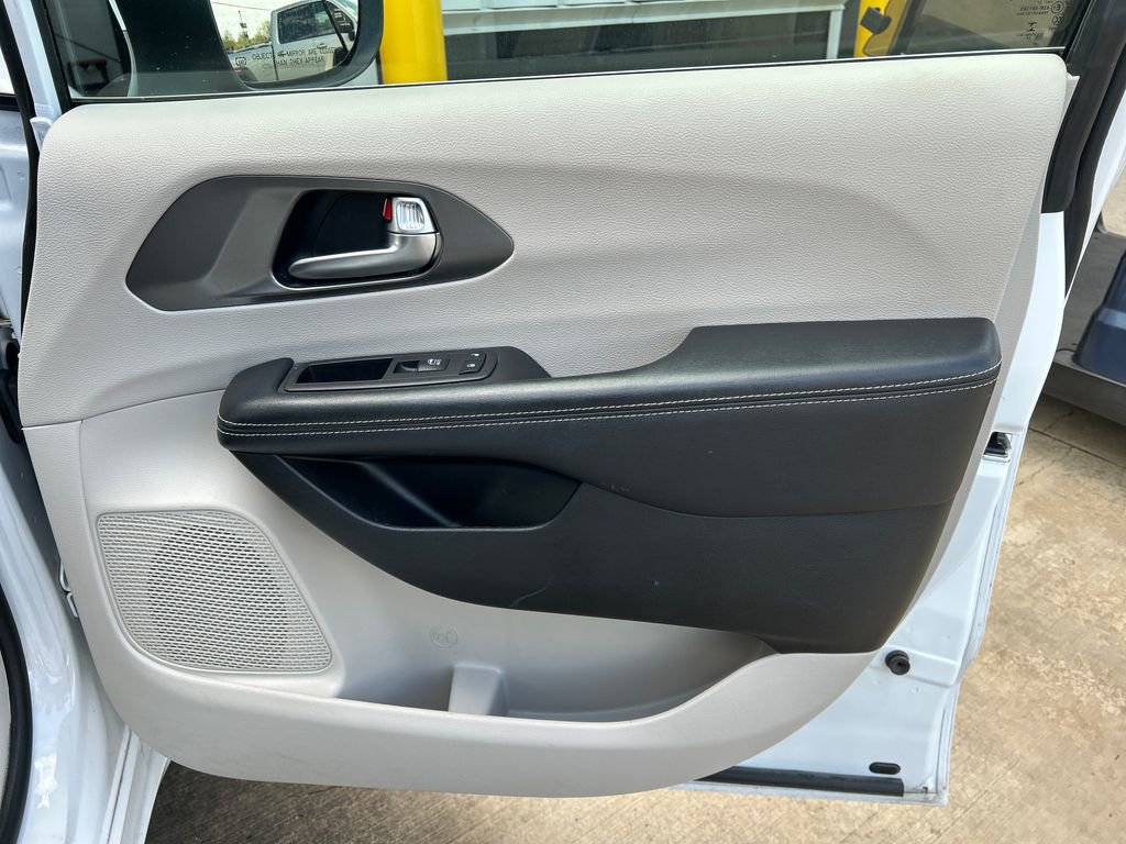 Used 2023 Chrysler Pacifica Touring-L FWD image 34
