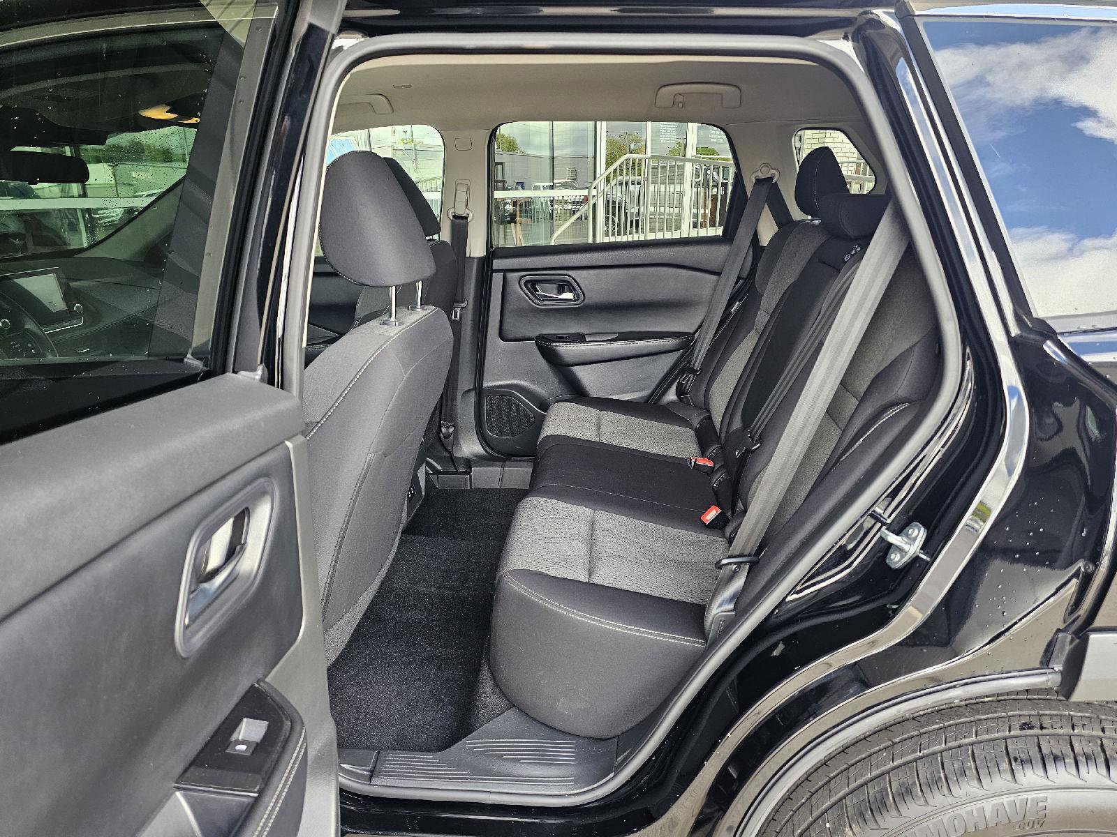 Used 2024 Nissan Rogue SV FWD image 17