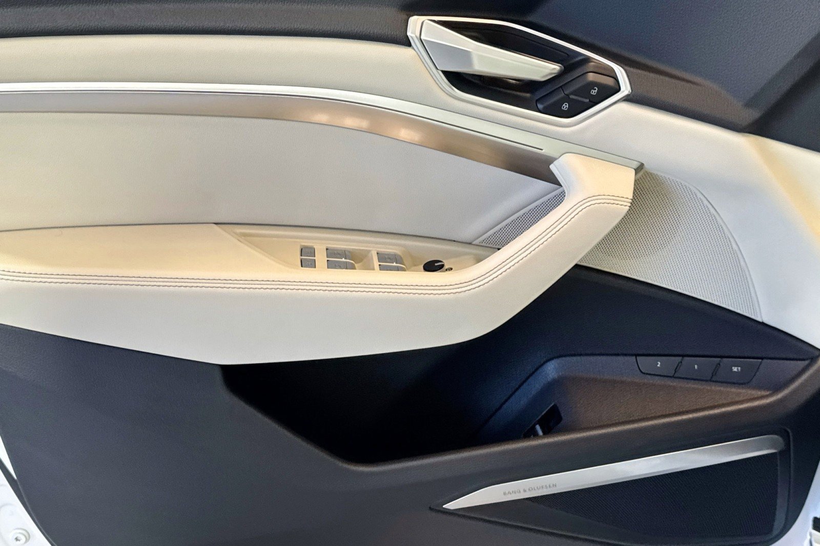 Used 2022 Audi e-tron Premium Plus w/ Premium Plus Package image 17