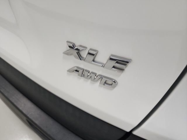 Used 2022 Toyota RAV4 XLE w/ Carpet Mat Package (TMS) image 12