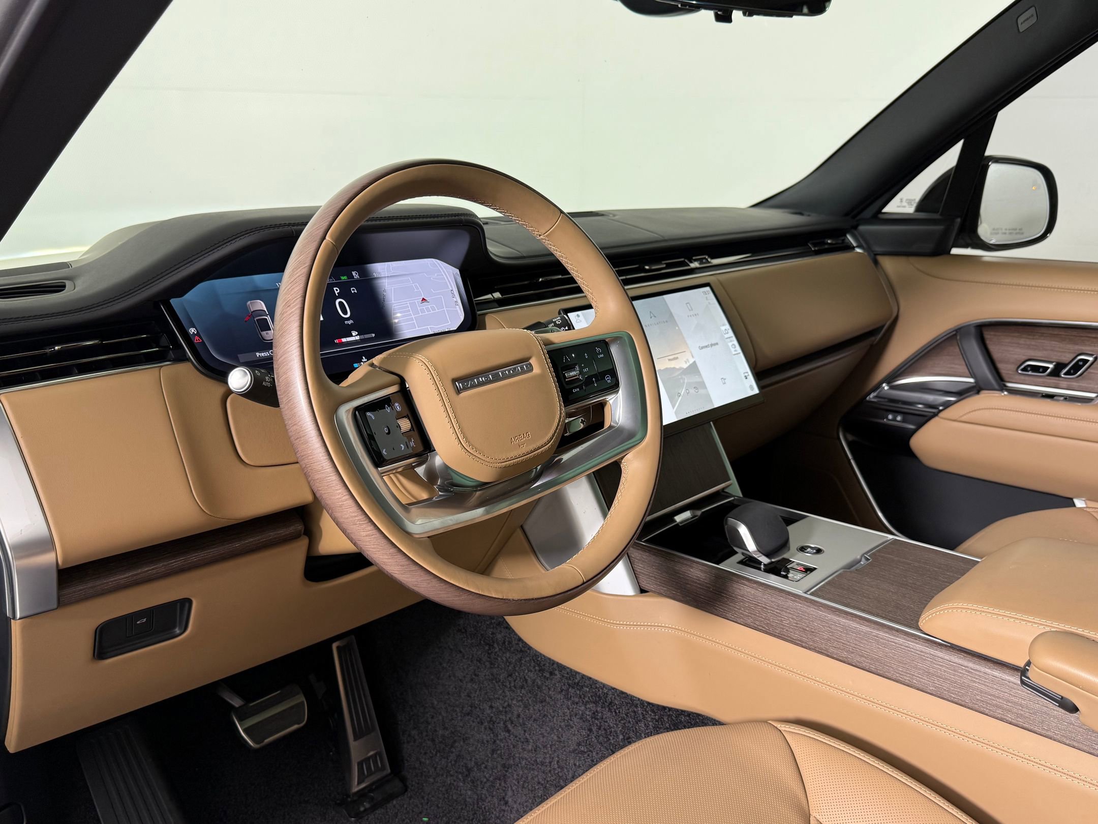 Used 2025 Land Rover Range Rover SE image 4