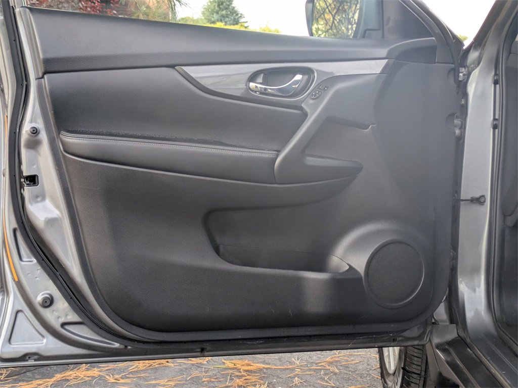 Used 2017 Nissan Rogue S image 11