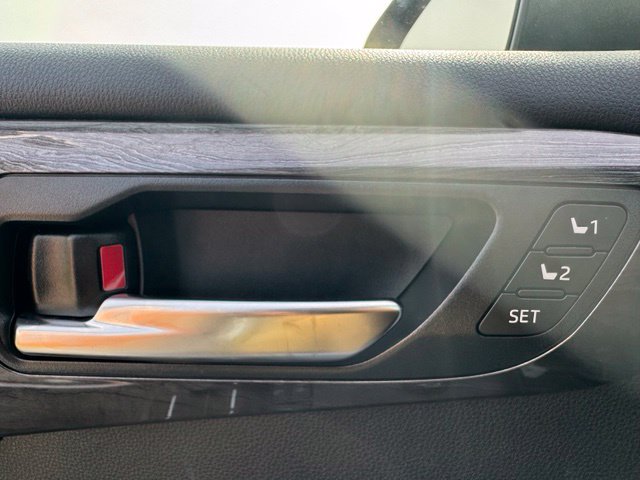 Used 2021 Toyota Highlander Limited AWD/4WD image 8