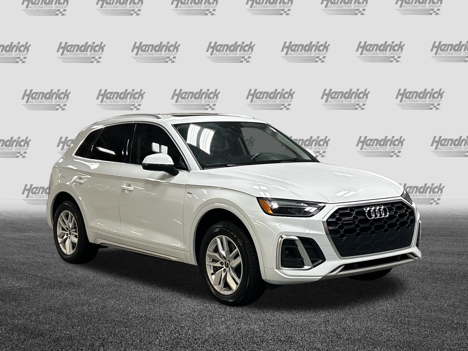 Used 2023 Audi Q5 2.0T Premium w/ Convenience Package AWD/4WD image 2