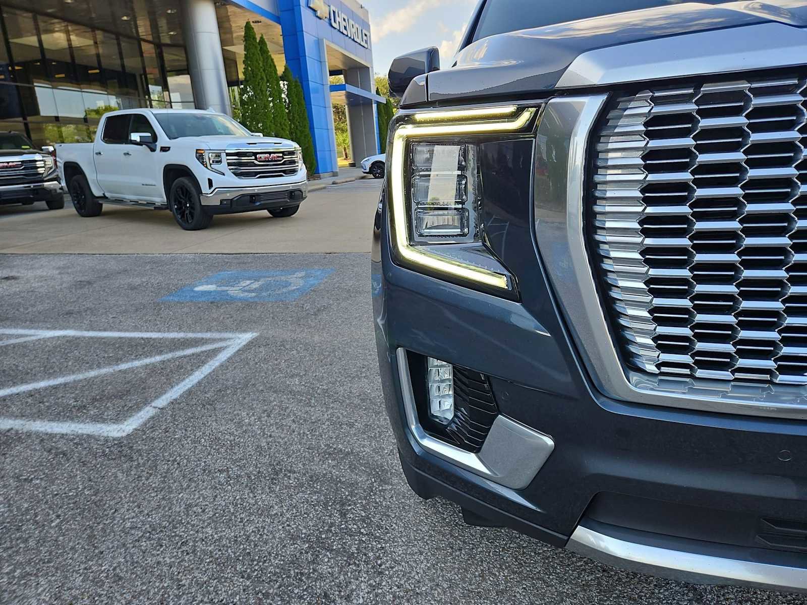 Used 2021 GMC Yukon XL Denali w/ Denali Premium Package image 11