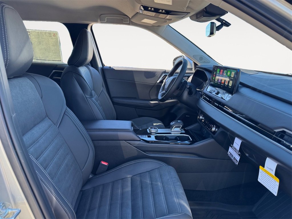 New 2025 Mitsubishi Outlander SE image 15