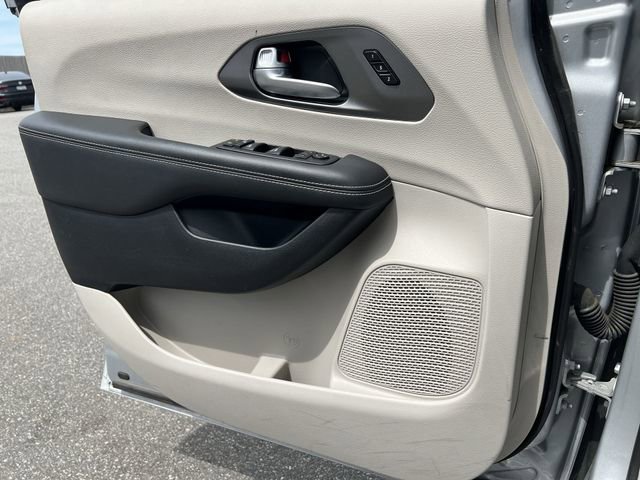 Used 2024 Chrysler Pacifica Touring-L image 23