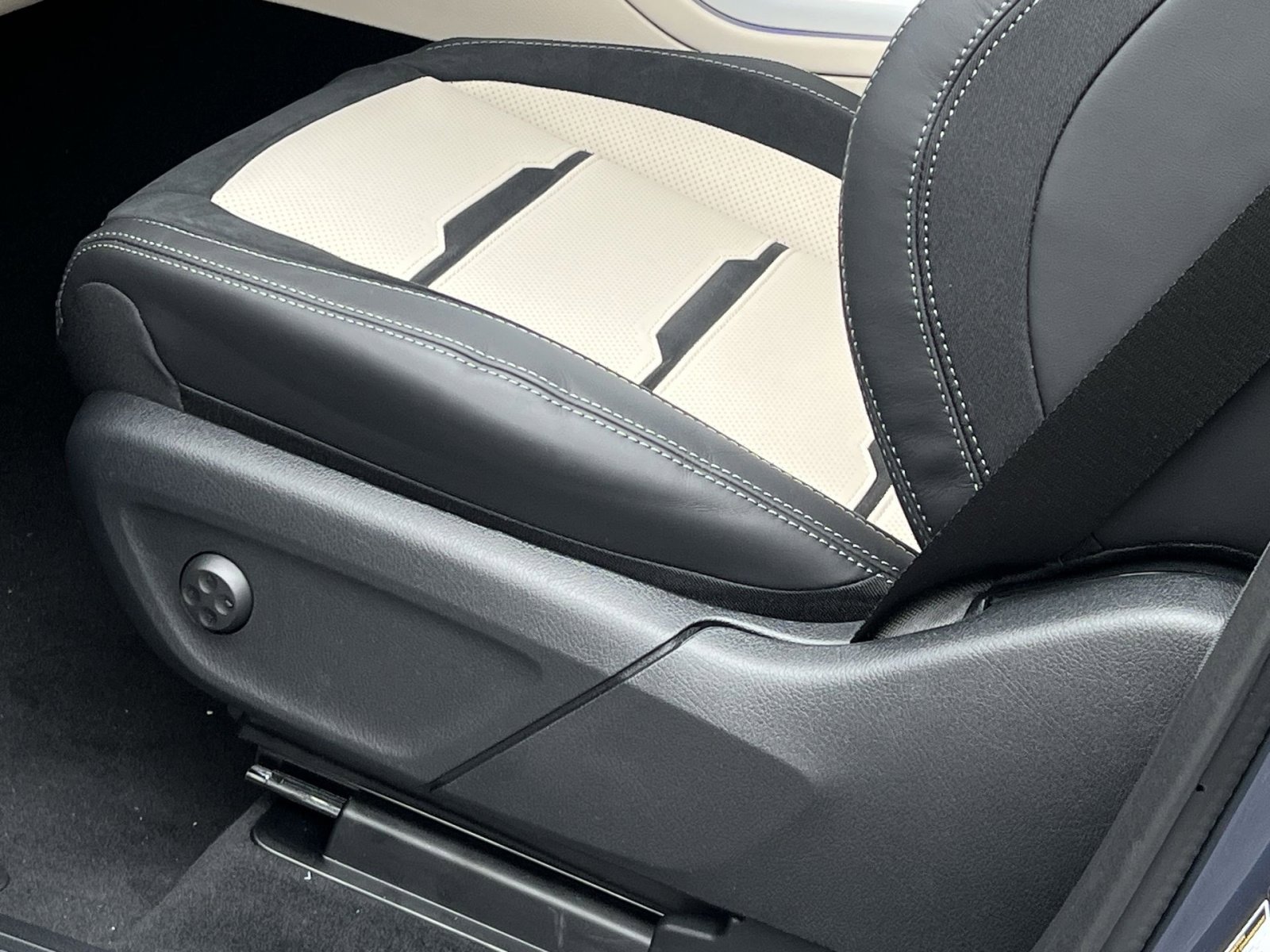 New 2026 Mercedes-Benz GLE 53 AMG 4MATIC Coupe image 12