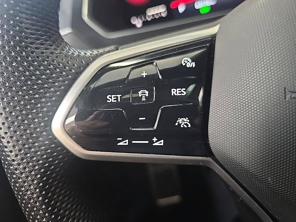 Used 2022 Volkswagen Tiguan SE R-Line AWD/4WD image 17