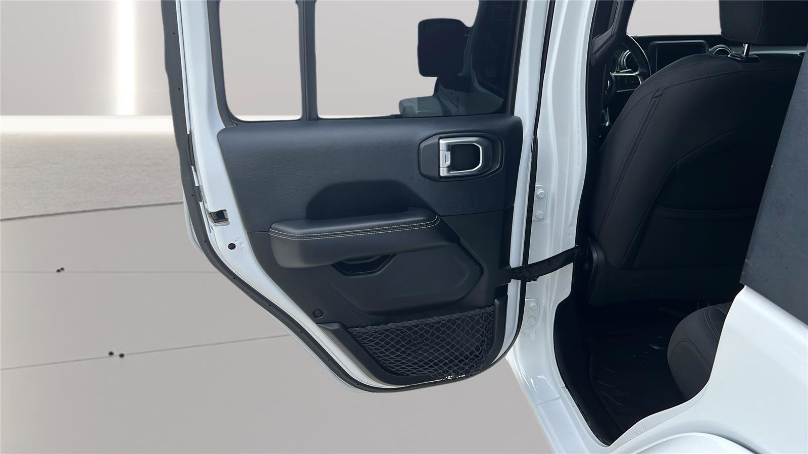 Used 2018 Jeep Wrangler Unlimited Sahara AWD/4WD image 14