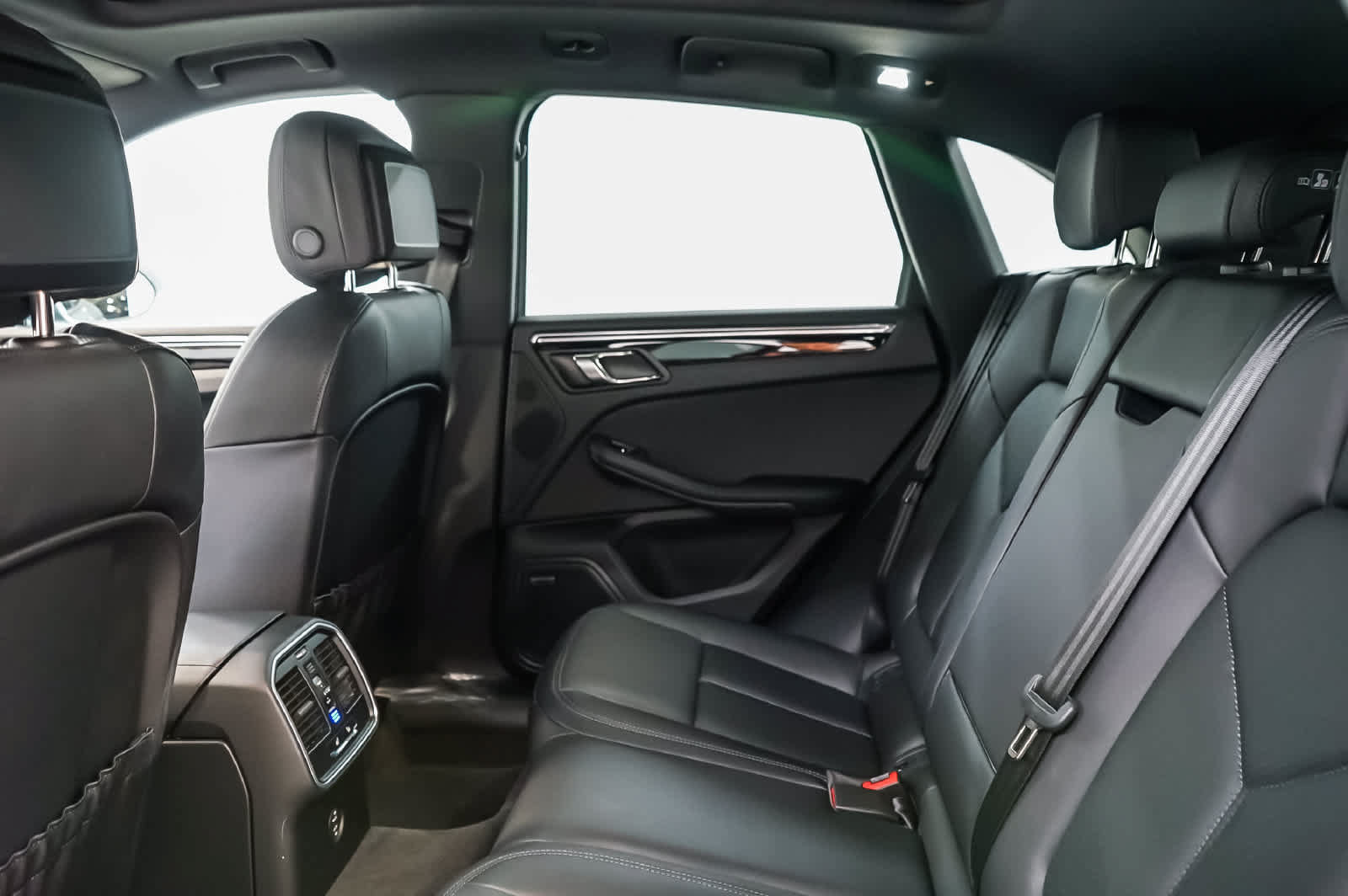 Certified 2026 Porsche Macan AWD/4WD image 19