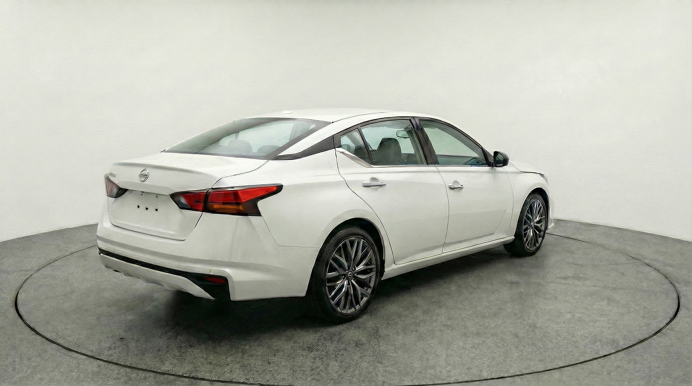 Used 2025 Nissan Altima 2.5 SV image 9