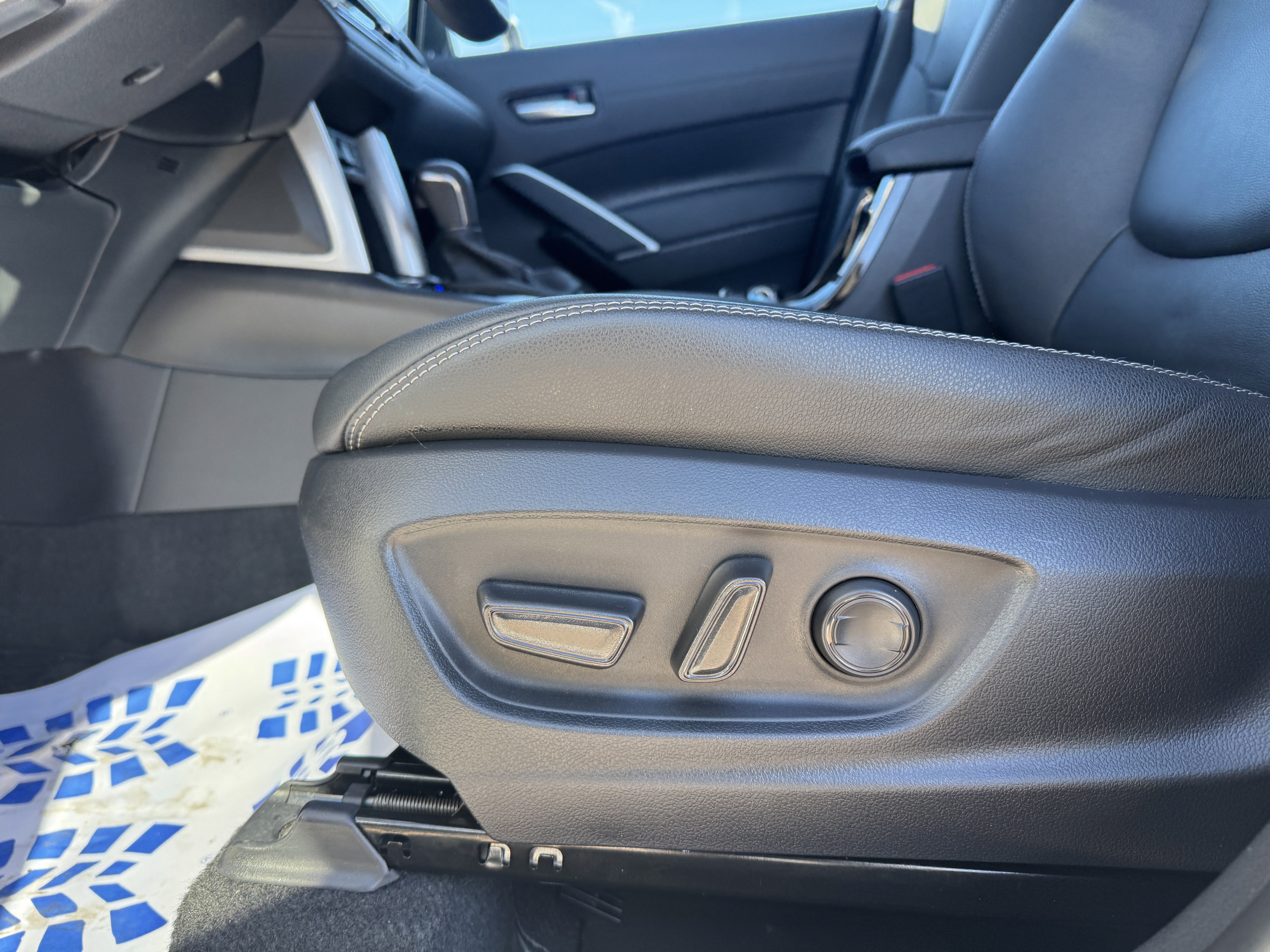 Used 2024 Toyota Corolla Cross XLE image 11