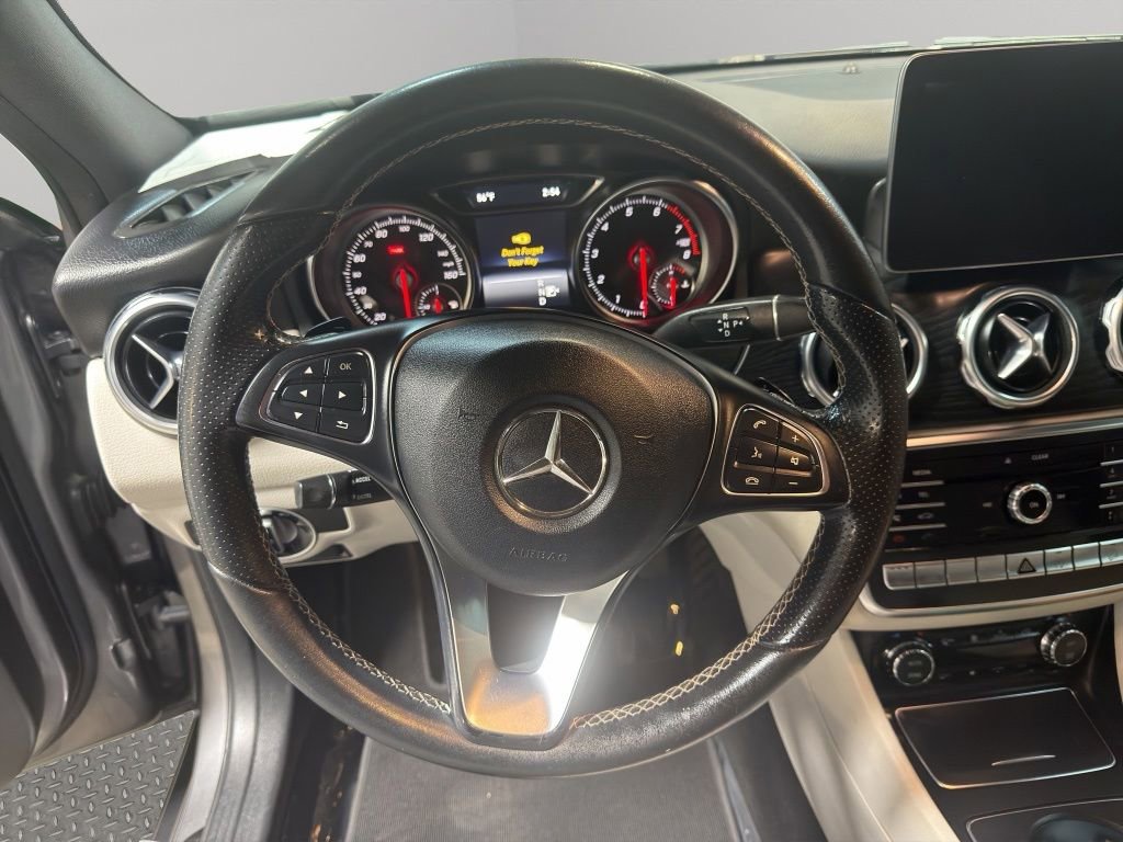Used 2018 Mercedes-Benz GLA 250 4MATIC w/ Premium Package image 9