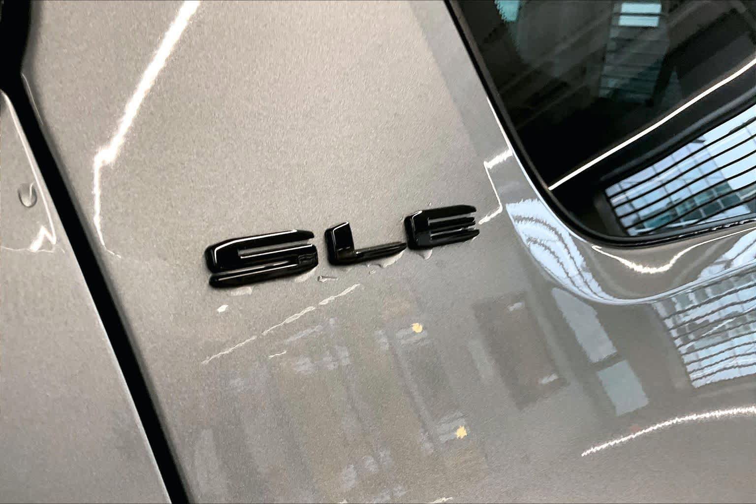 Used 2023 GMC Acadia SLE w/ Driver Convenience Package FWD image 10