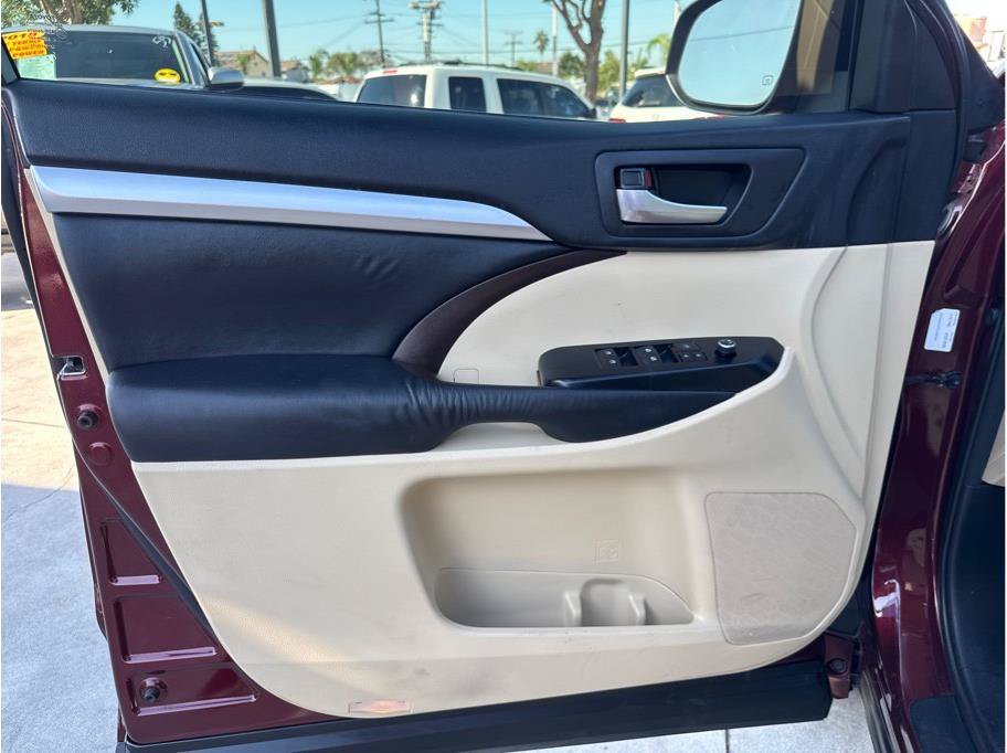 Used 2015 Toyota Highlander XLE AWD/4WD image 10