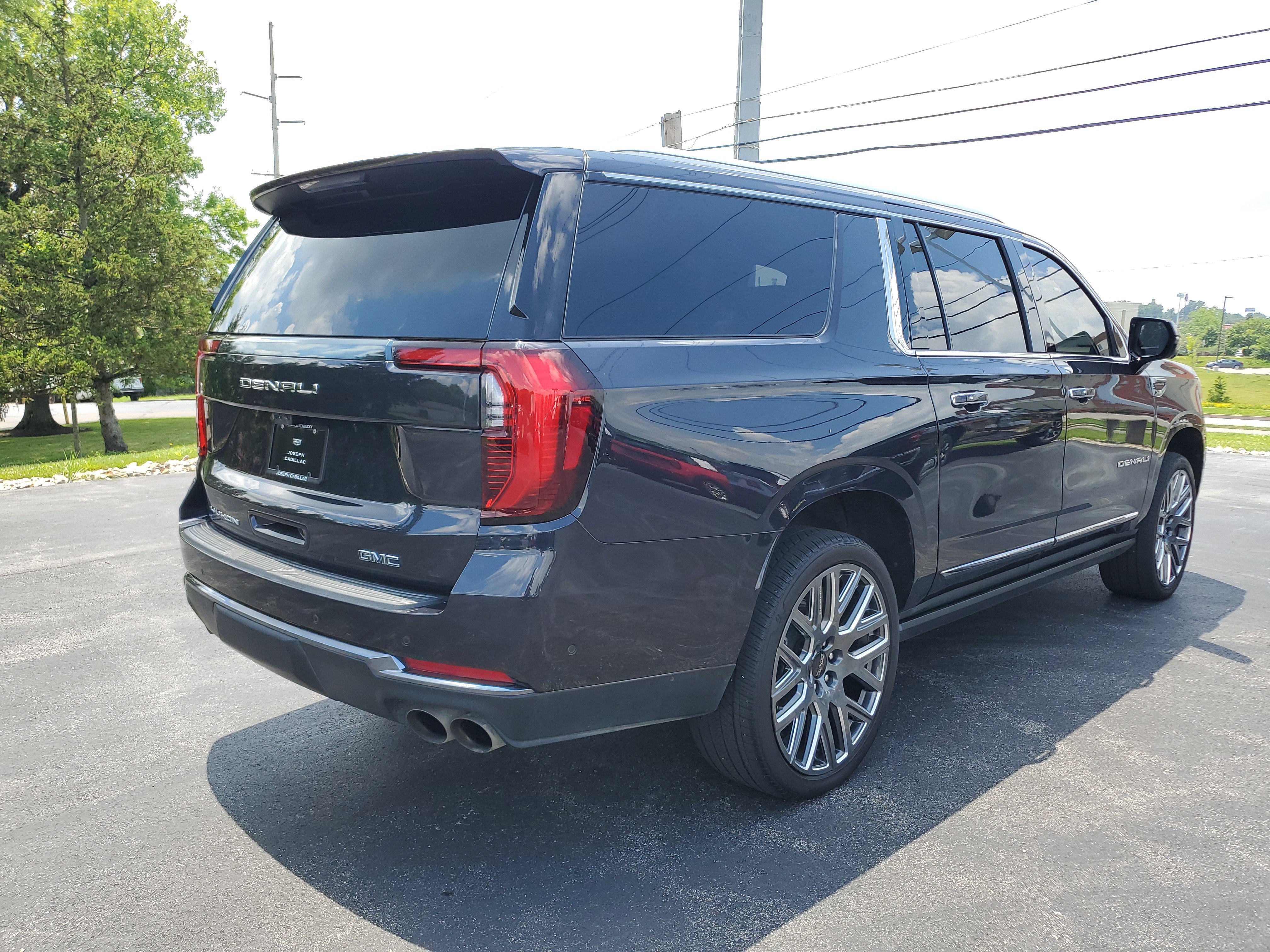 Used 2025 GMC Yukon XL Denali Ultimate AWD/4WD image 3