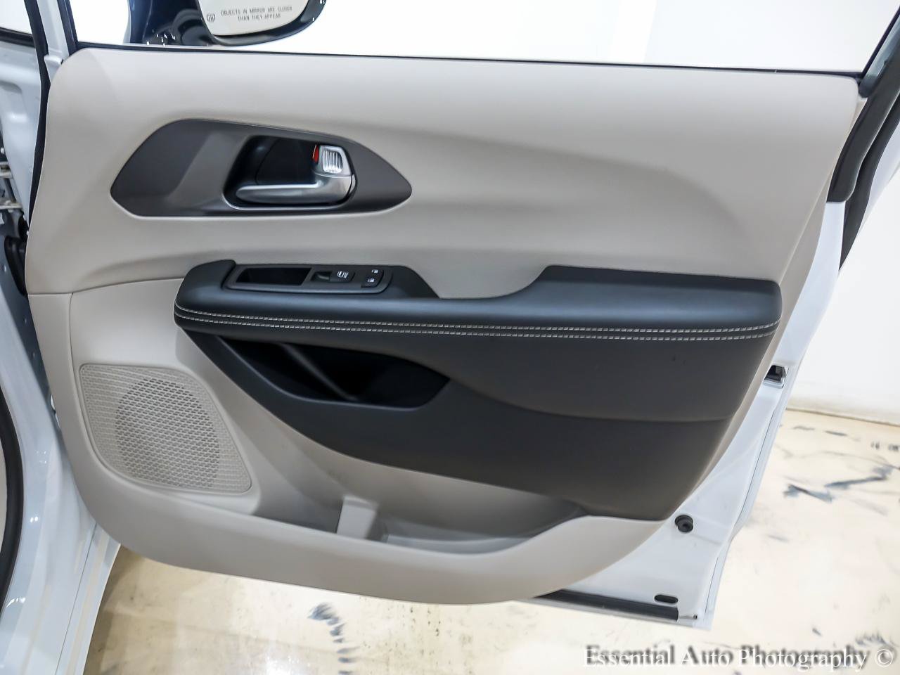 Used 2024 Chrysler Pacifica Touring-L FWD image 28