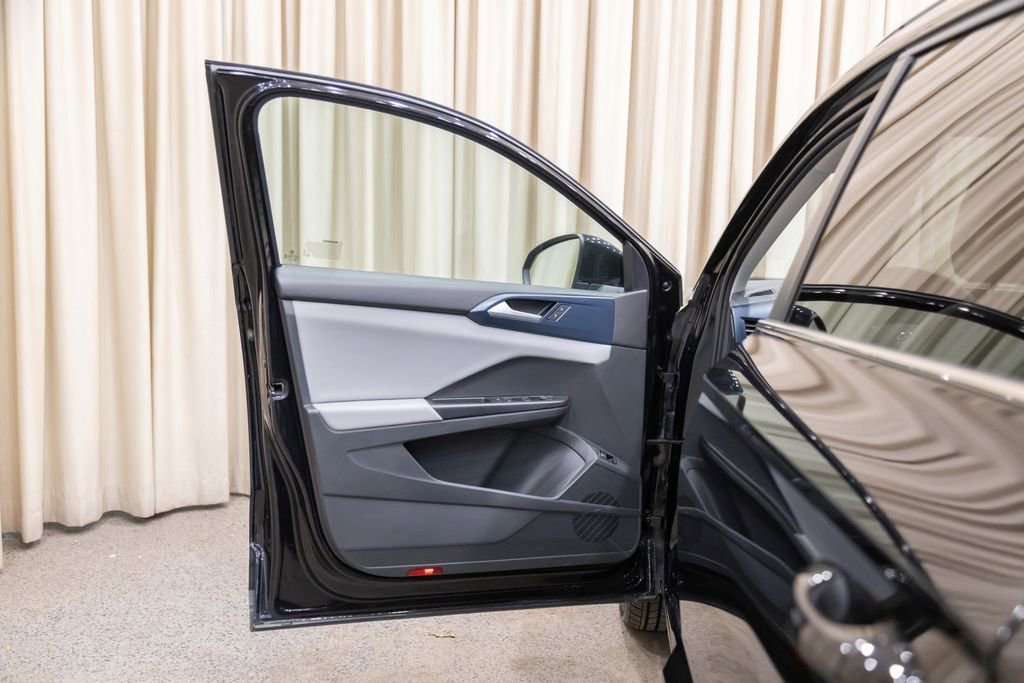 Used 2023 Volkswagen Taos SE w/ Panoramic Sunroof Package image 8