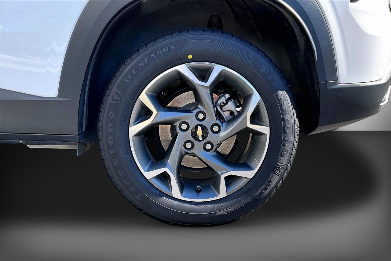 Used 2025 Chevrolet Trax LT FWD image 33