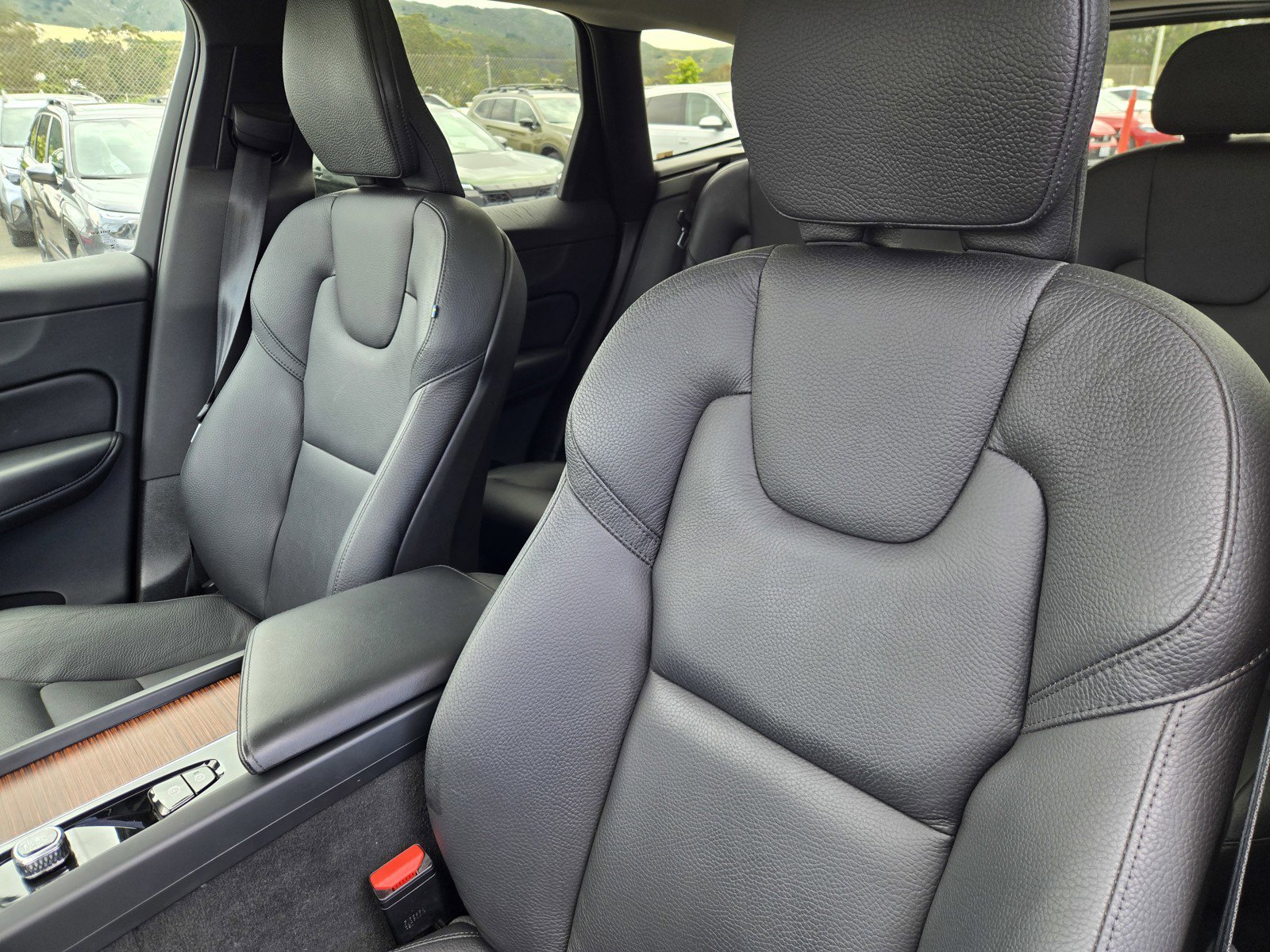 Used 2023 Volvo XC60 B5 Plus FWD image 16