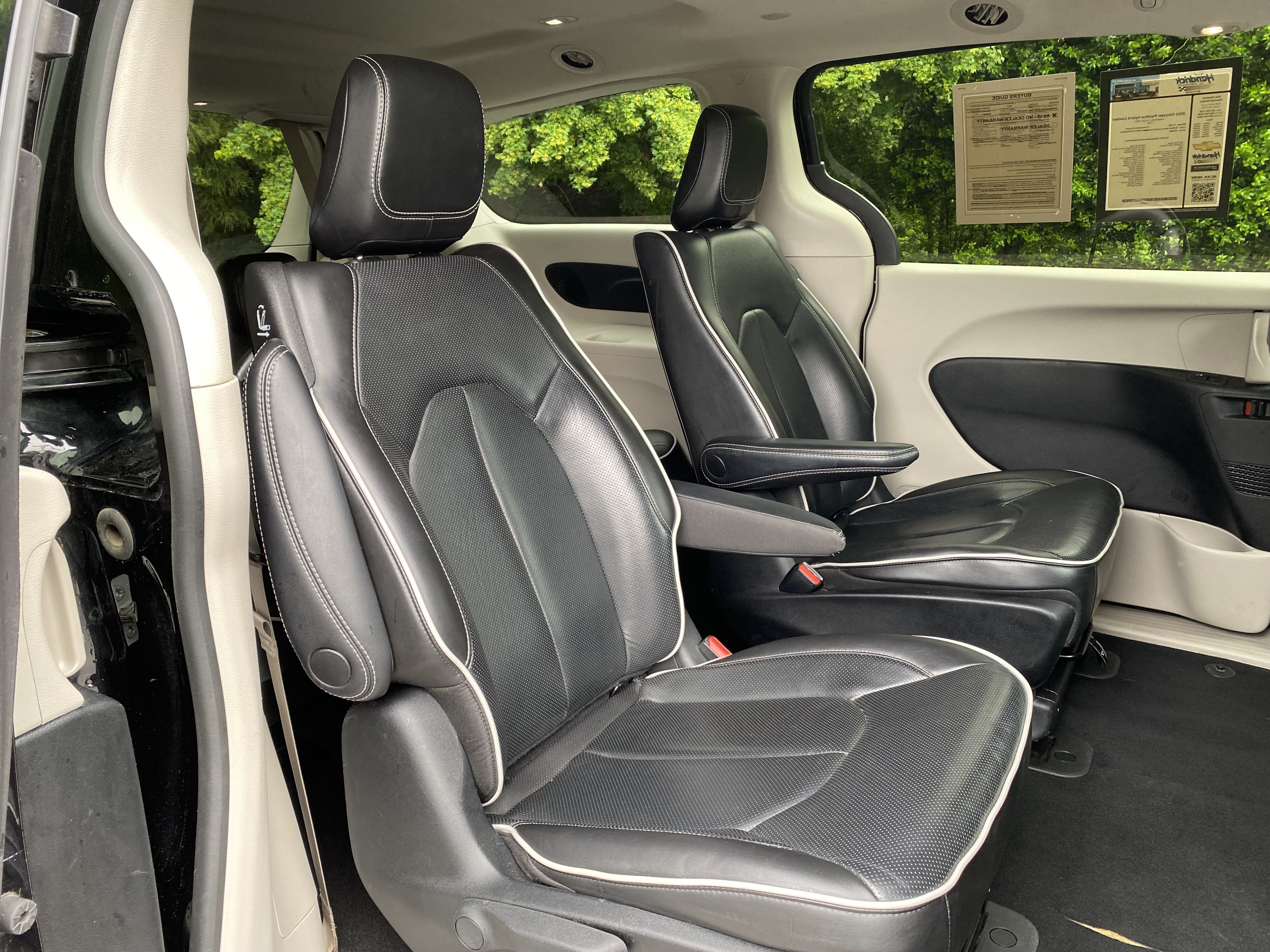 Used 2023 Chrysler Pacifica Limited FWD image 36