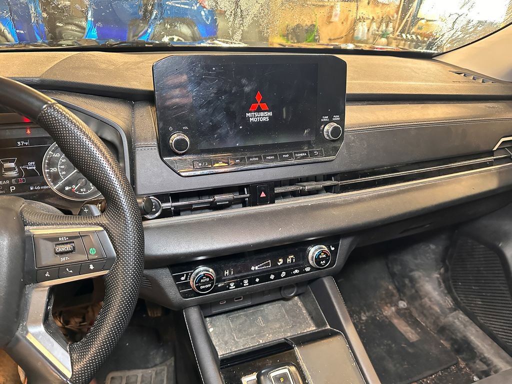 Used 2024 Mitsubishi Outlander AWD image 13
