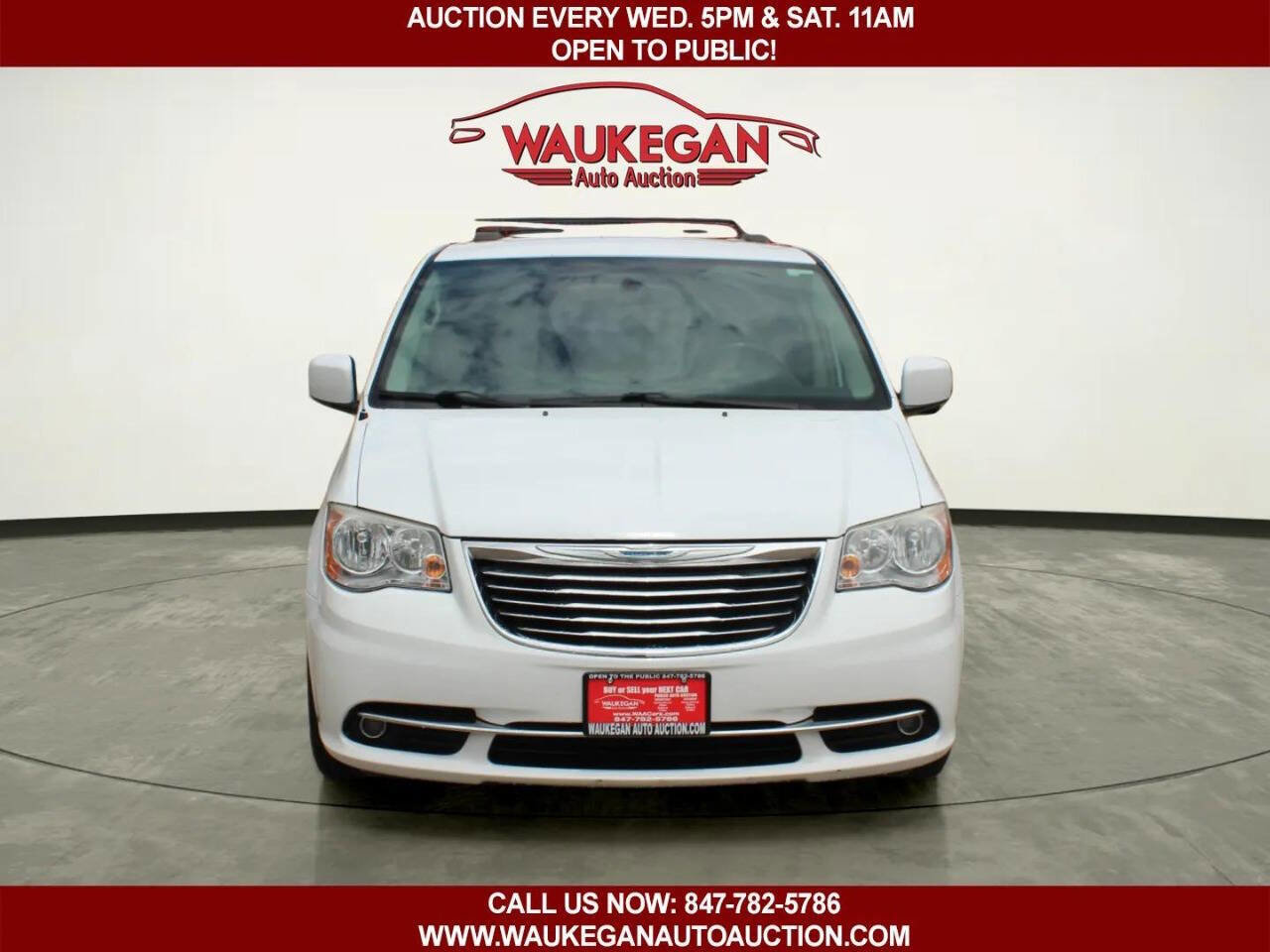 Used 2014 Chrysler Town & Country Touring FWD image 2